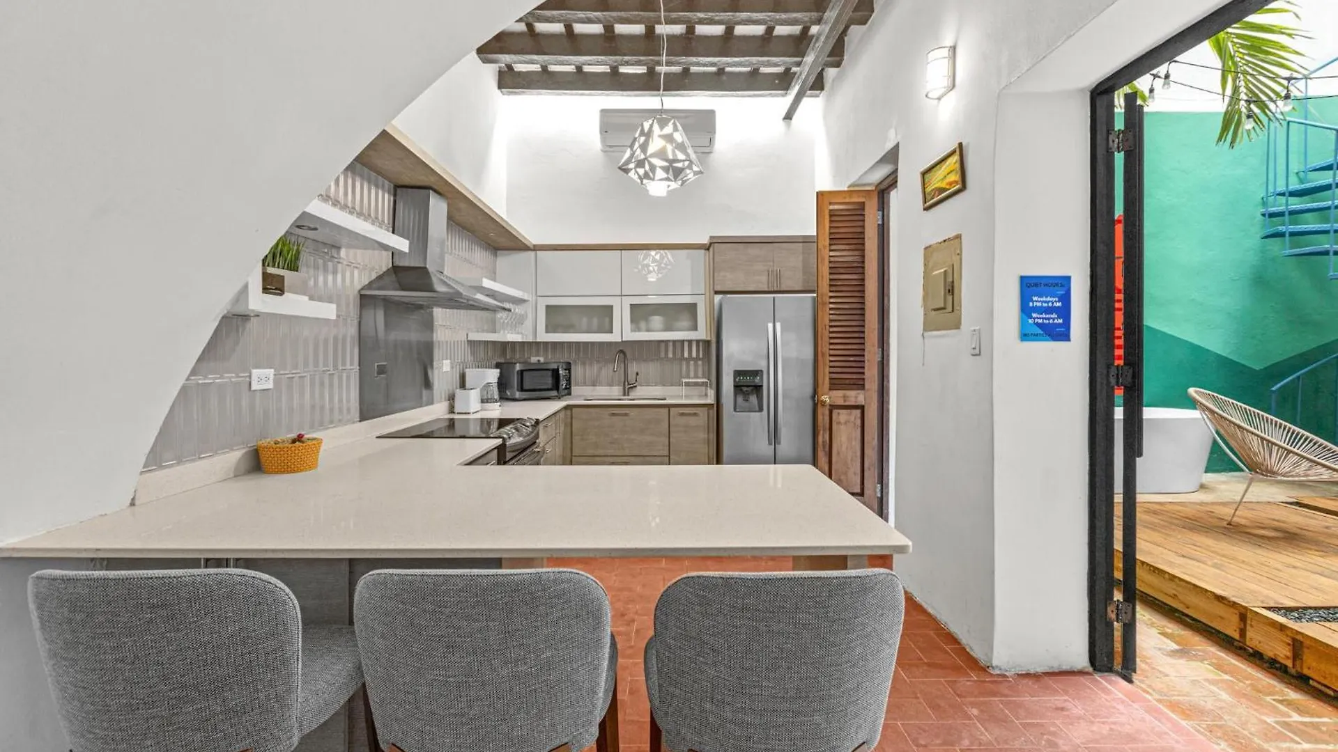 Colonial Villa Just Remodeled 2 Floors Indoor Patio & Tub 산후안 아파트
