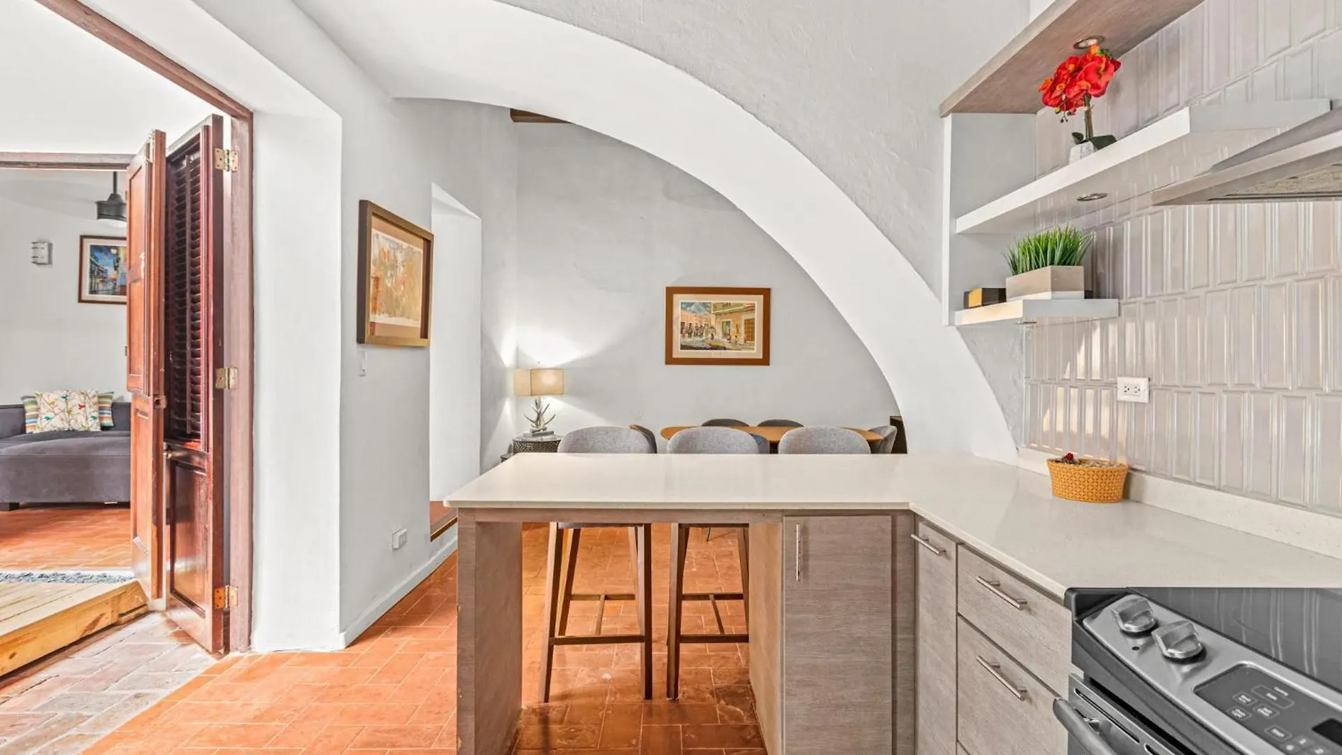 Colonial Villa Just Remodeled 2 Floors Indoor Patio & Tub San Juan Apartment